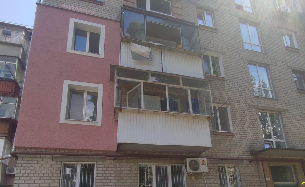 Цілий день окупанти гатили по Нікопольщині: постраждав 17-річний хлопець