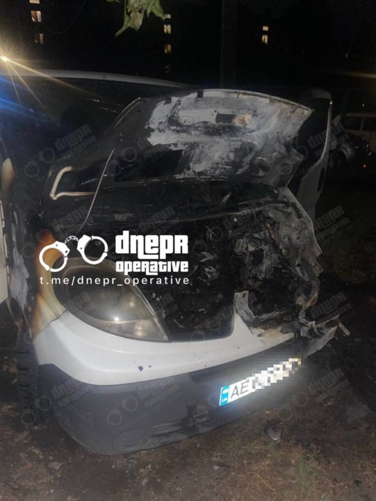 Поруч знайшли пляшки з-під бензину: у Дніпрі невідомі підпалили мікроавтобус Renault - рис. 1
