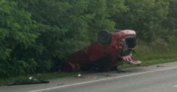 Daewoo Lanos вылетел с дороги и перевернулся: на трассе Днепр — Кривой Рог произошло ДТП с пострадавшими - рис. 4