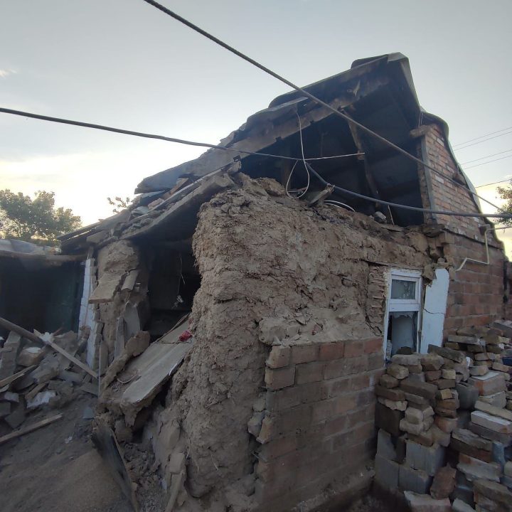 Пошкоджені будинки, авто та ЛЕП: ворог атакував Нікопольщину