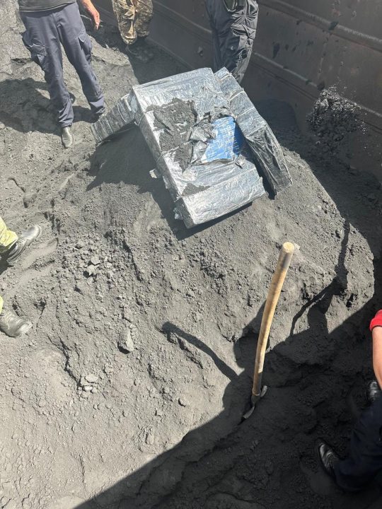 Из Кривого Рога в Польшу в вагонах с рудой пытались провезти контрабандные сигареты - рис. 1