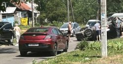 В Днепре на пересечении улиц Василия Сидоренко и Карла Роде перевернулась легковушка: движение затруднено - рис. 1