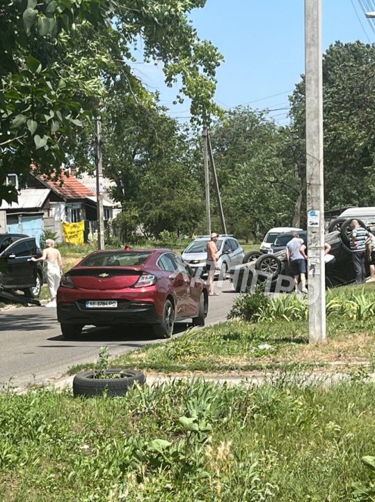 У Дніпрі на розі вулиць Василя Сидоренка та Карла Роде перекинувся легковик: рух ускладнено - рис. 1