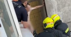 Кричав, що за ним стежить СБУ: у Дніпрі врятували голого чоловіка, який застряг на балконі багатоповерхівки