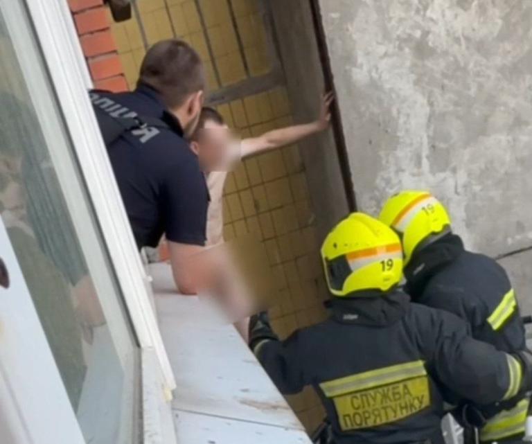Кричав, що за ним стежить СБУ: у Дніпрі врятували голого чоловіка, який застряг на балконі багатоповерхівки