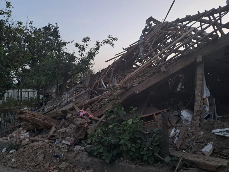 Постраждала жінка, понівечені будинки: росіяни обстріляли Нікопольщину