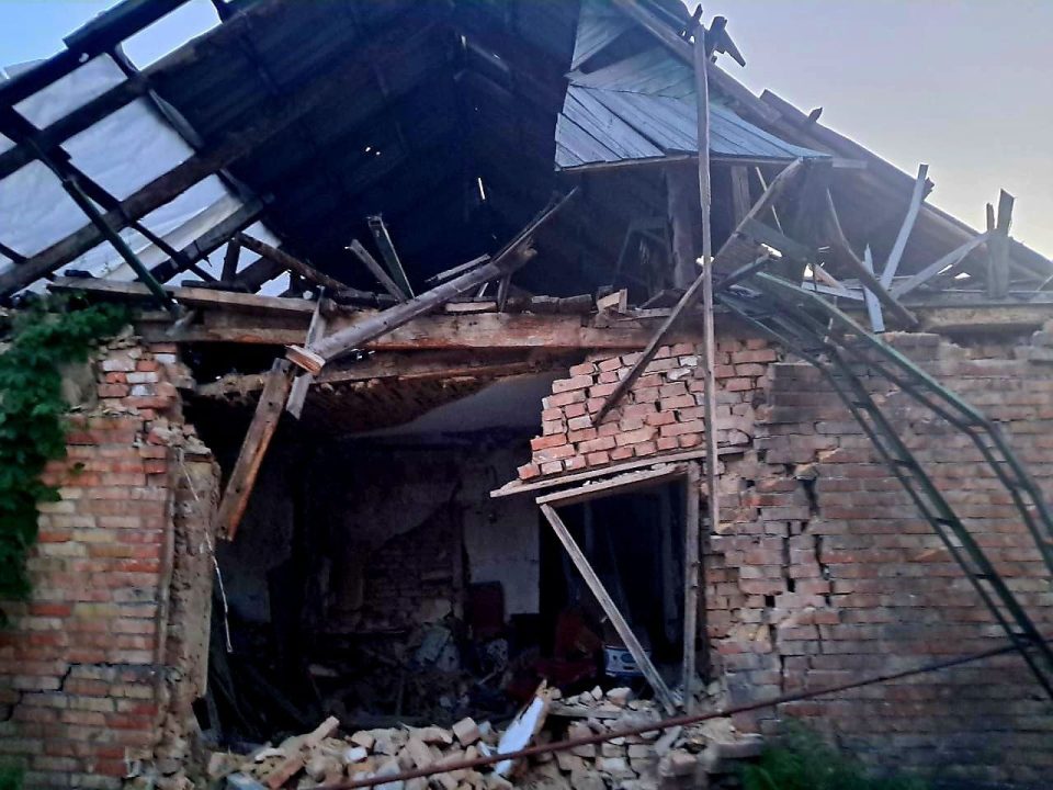 Постраждала жінка, понівечені будинки: росіяни обстріляли Нікопольщину