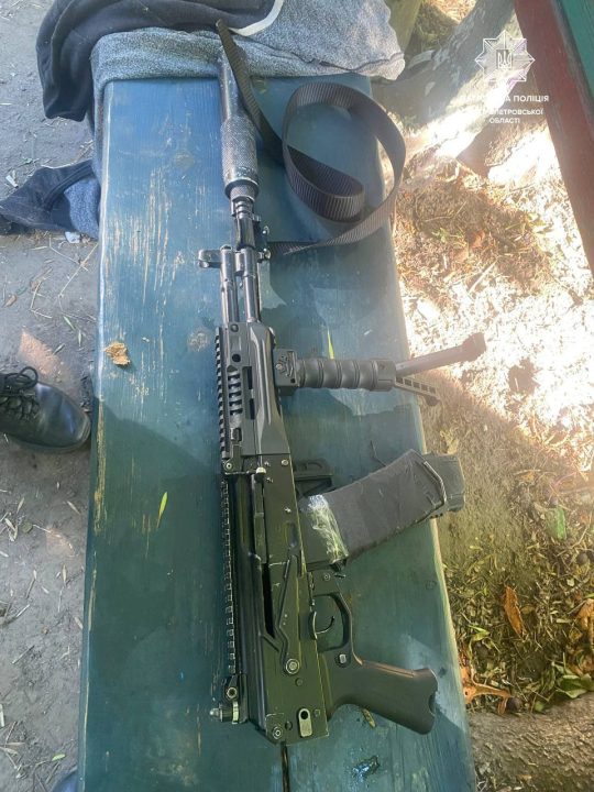 У Дніпрі чоловік гуляв на дитячому майданчику зі зброєю в руках - рис. 1