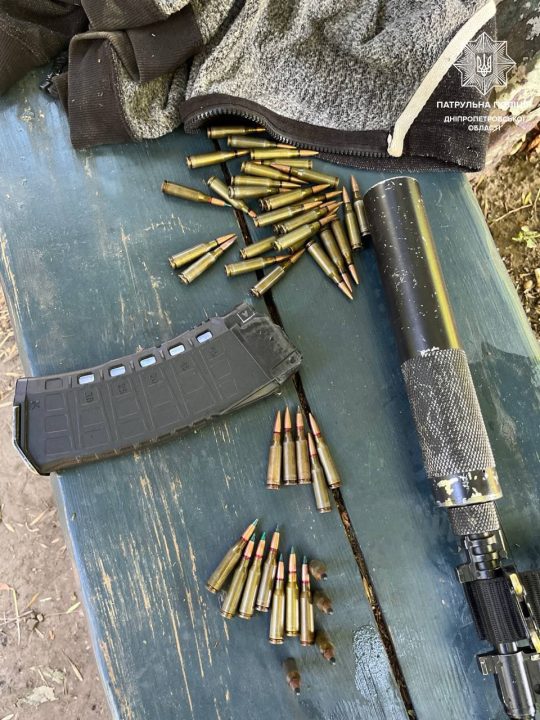 У Дніпрі чоловік гуляв на дитячому майданчику зі зброєю в руках - рис. 2
