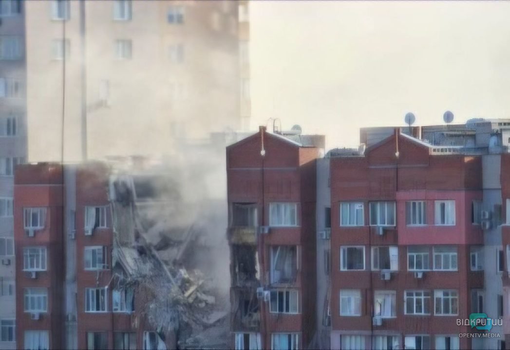 Чотири поверхи зруйновано, троє постраждалих: Президент України відреагував на ракетний удар по будинку у Дніпрі  - рис. 1