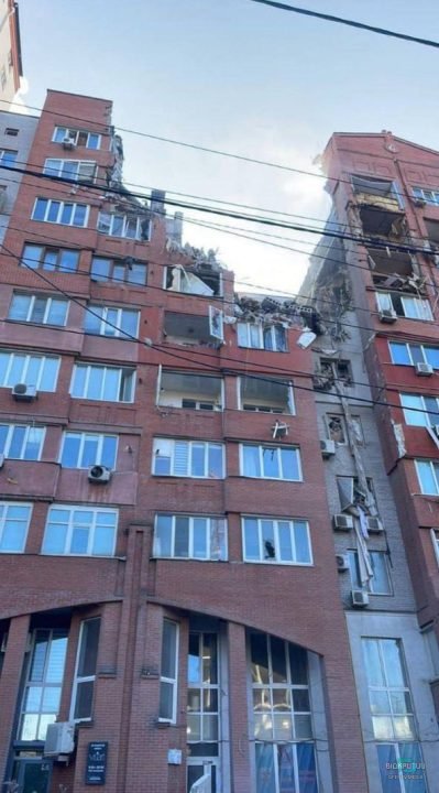 Российские террористы попали ракетами в многоэтажку в Днепре: есть раненые - рис. 2