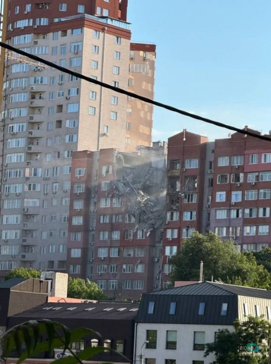 Російські терористи влучили ракетами у багатоповерхівку у Дніпрі: є поранені - рис. 3