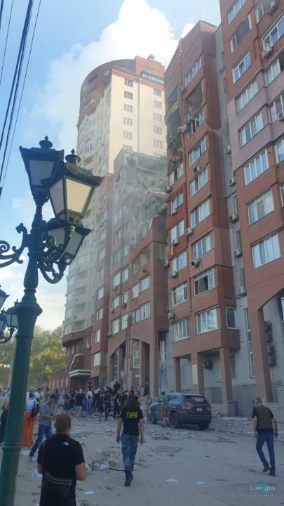 Российские террористы попали ракетами в многоэтажку в Днепре: есть раненые - рис. 5