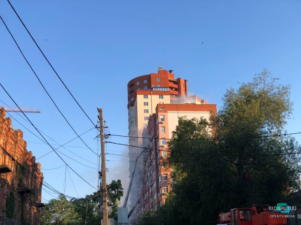 Четыре этажа разрушены, трое пострадавших: Президент Украины отреагировал на ракетный удар по дому в Днепре - рис. 2