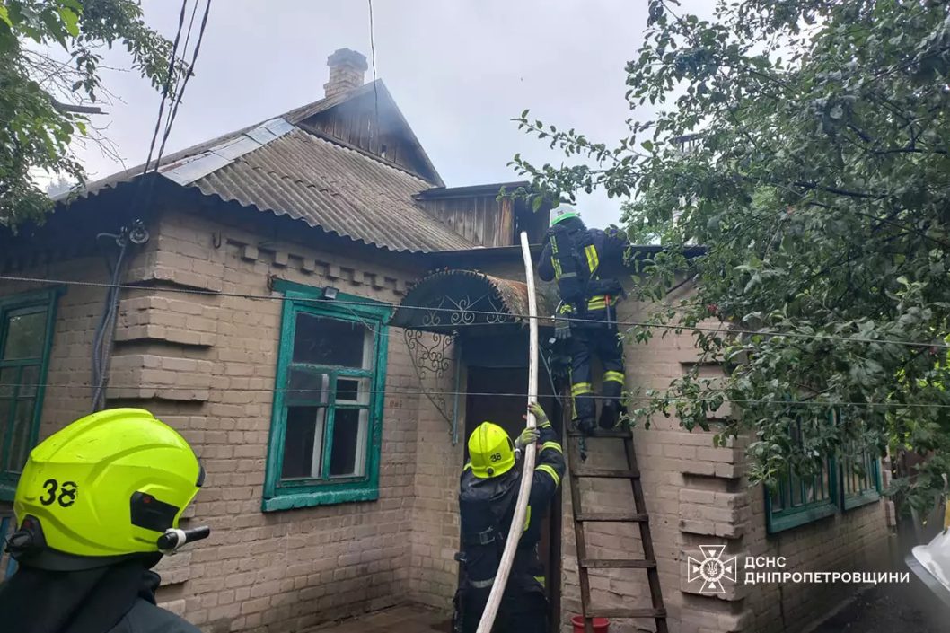 Вогонь міг перекинутися на сусідні оселі: на Дніпропетровщині сталася пожежа у приватному будинку - рис. 1