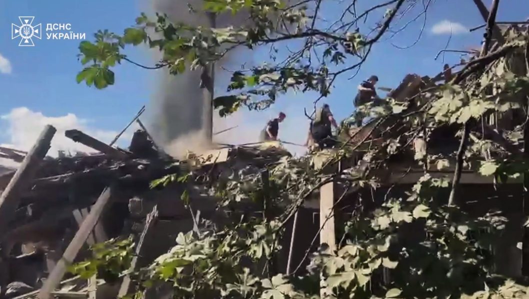 6 загиблих та 11 поранених: наслідки ракетного удару по житловому сектору у Кривому Розі - рис. 1