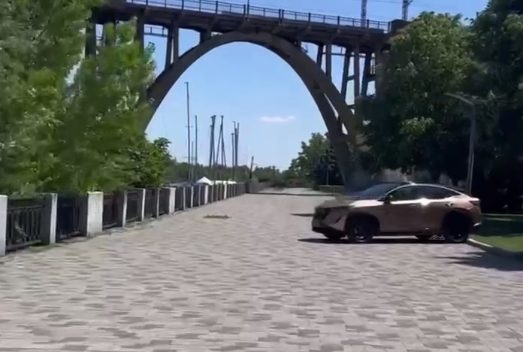 В Днепре водитель припарковал автомобиль на пешеходной зоне Сичеславской Набережной - рис. 1