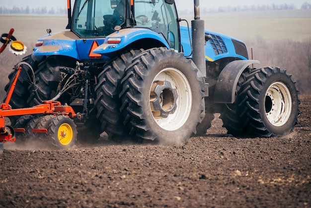 На Дніпропетровщині тракторист знищив стародавній курган  - рис. 1