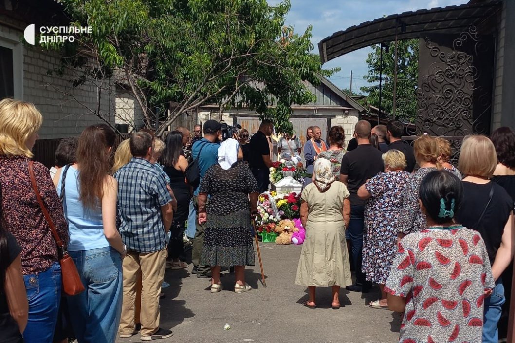 На Дніпропетровщині попрощалися із загиблою в Німеччині 9-річною Валерією Гудзенко
