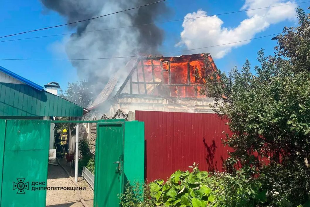 Пламя перекинулось на соседнее жилище: в Днепре загорелся частный дом - рис. 1