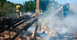 В Днепре на улице Больничной дотла сгорел дом - рис. 6