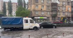 Потужна злива затопила Київ: частина вулиць під водою