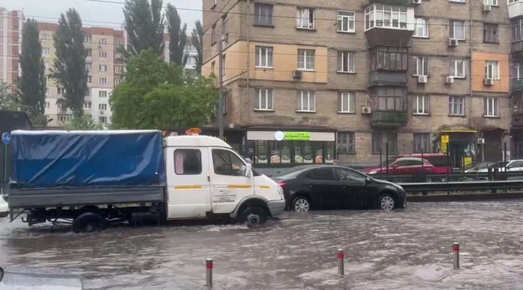 Потужна злива затопила Київ: частина вулиць під водою