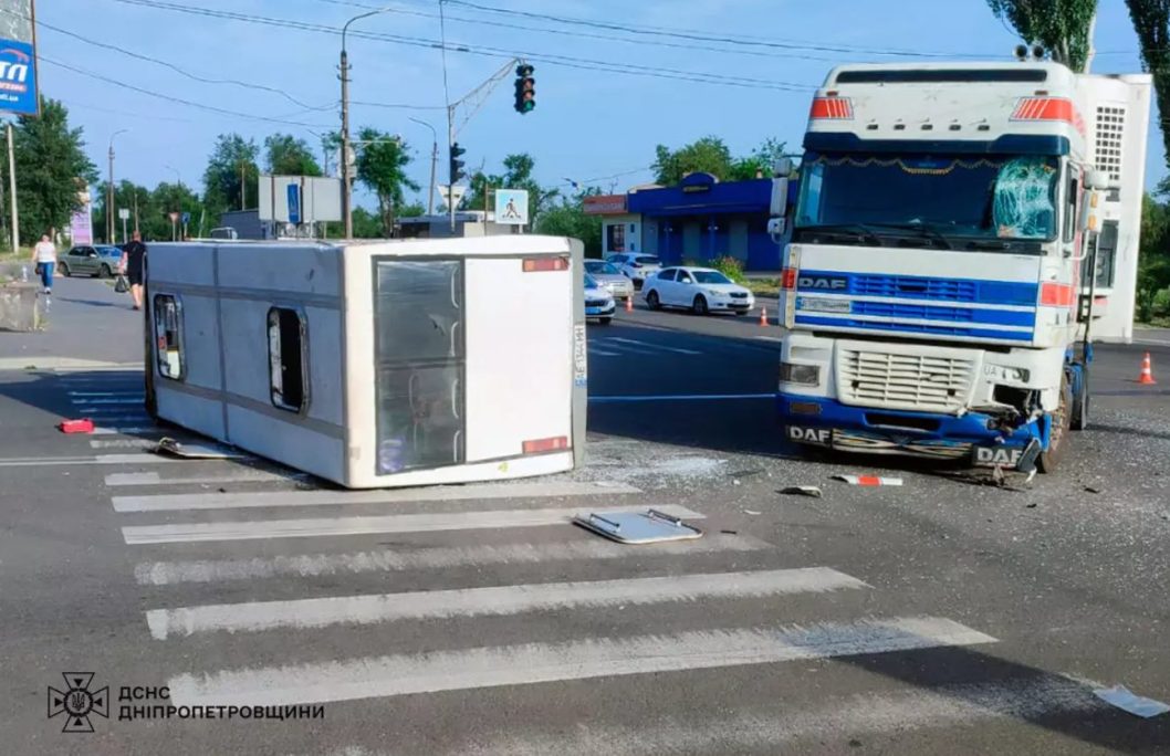 Травмовано 21 пасажирии та водій: на Дніпропетровщині вантажівка зіштовхнулась з маршруткою