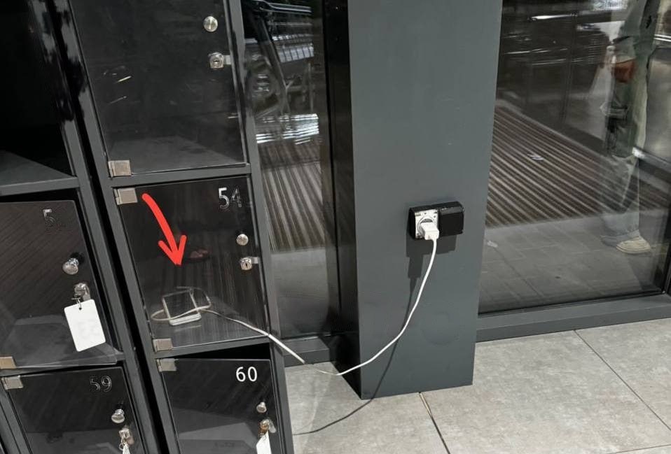 У супермаркеті Дніпра помітили незвичний спосіб заряджання телефону