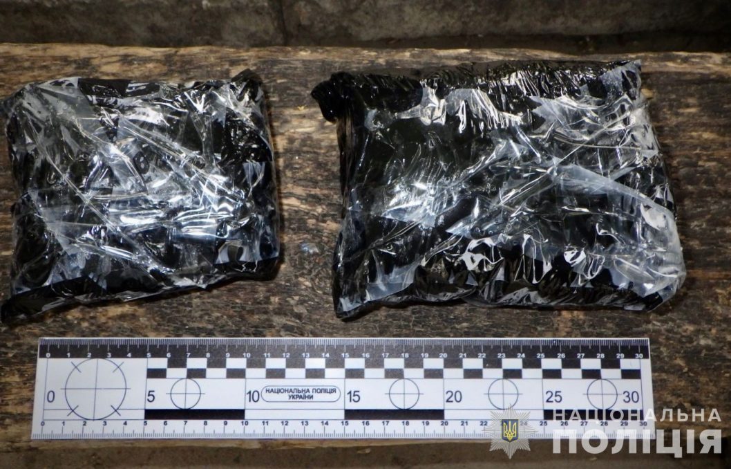 Наркотики прятала в пакете из-под сока: в Днепре задержали 26-летнюю закладчицу - рис. 2
