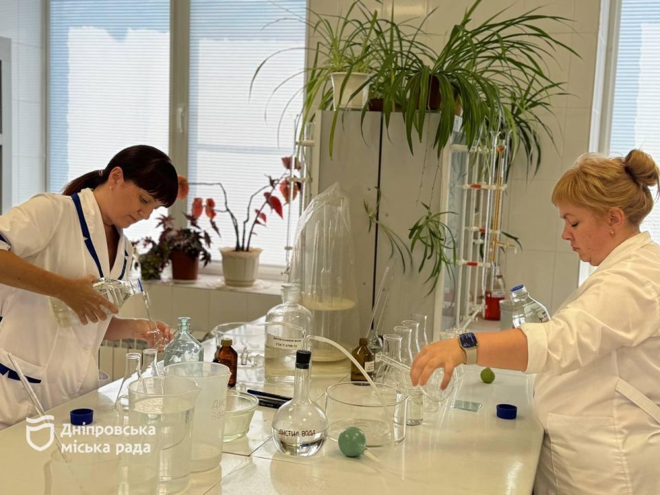 У Дніпрі щогодини  проводять лабораторний контроль якості питної води - рис. 6