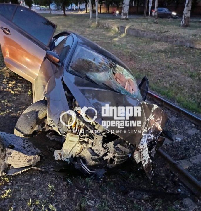 Водій легковика протаранив електроопору: подробиці ДТП біля річпорту у Дніпрі