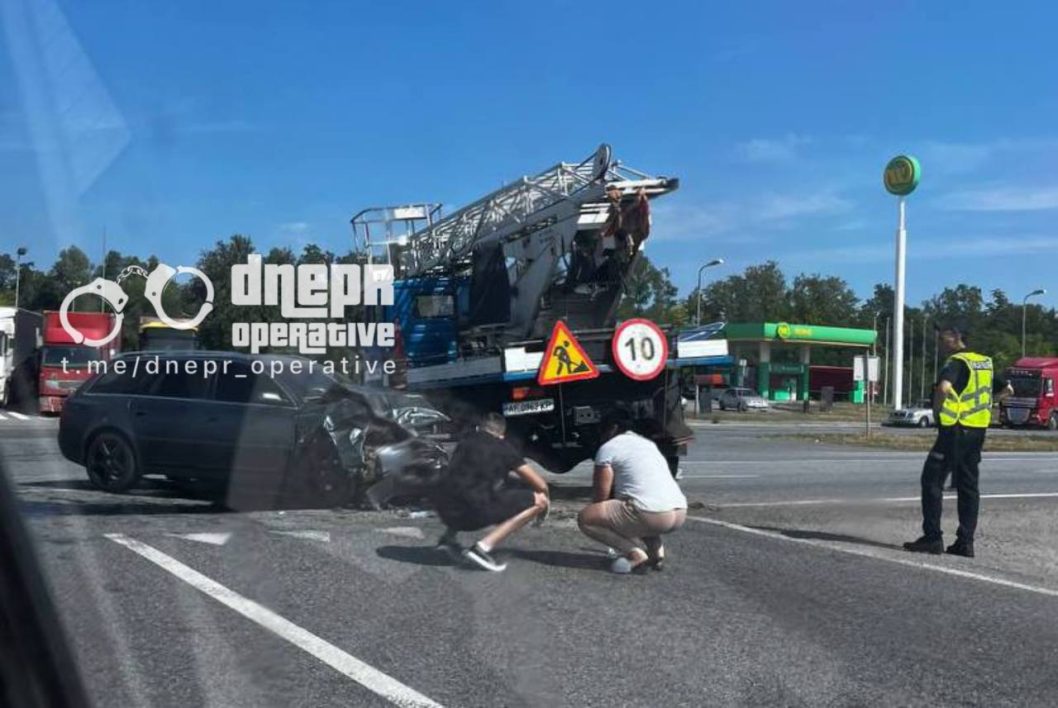 На Дніпропетровщині ЗІЛ підрізав Audi, постраждав водій іномарки