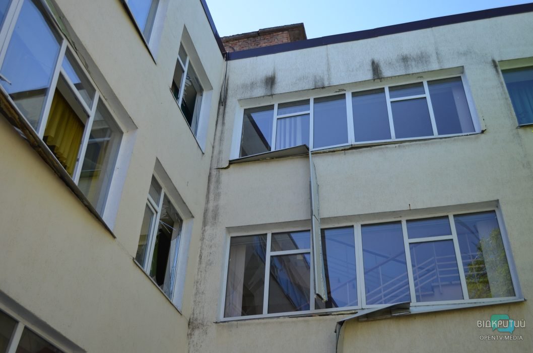 Потрощені вікна та стелі: у Дніпрі внаслідок ракетної атаки окупантів постраждали школа та дитячий садок