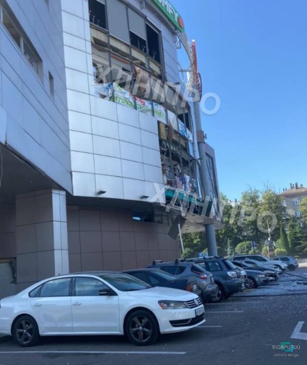 Унаслідок вибухів у Дніпрі пошкоджено ТЦ