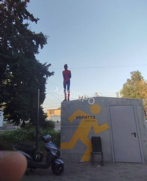 На вулицях Дніпра помітили людину-павука та бетмобіль