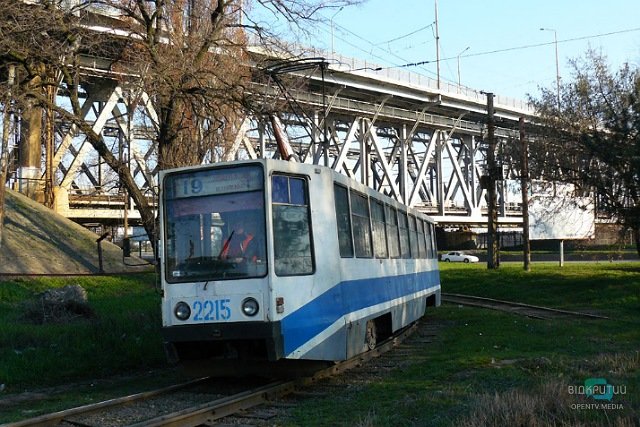 У Дніпрі трамваї та автобуси відновили рух після масованої ракетної атаки окупантів