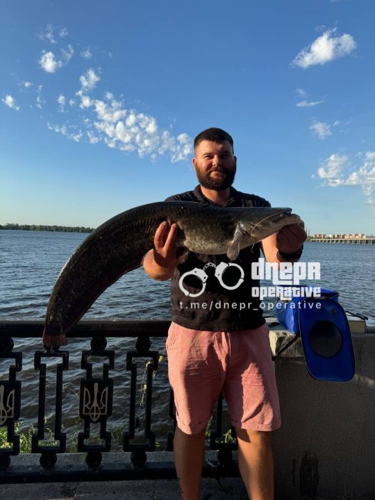 Дніпровські рибалки знову відзначилися: на Січеславській Набережній спіймали великого сома
