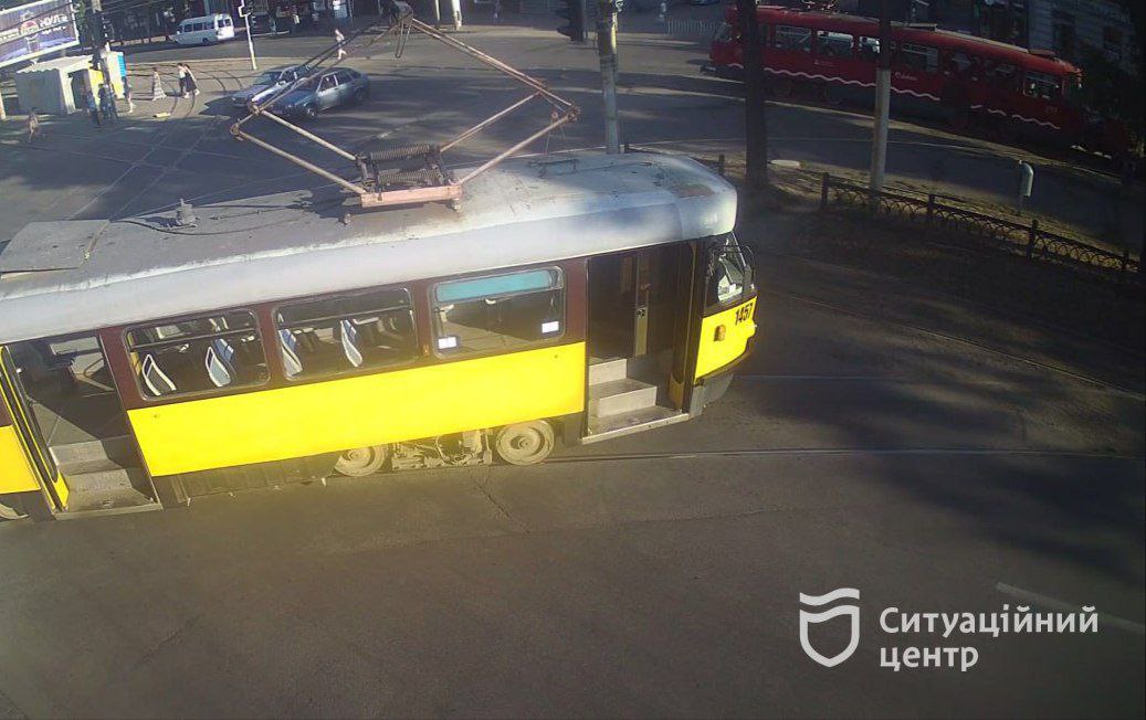 У центрі Дніпра трамвай зійшов з рейок, рух транспорту ускладнено