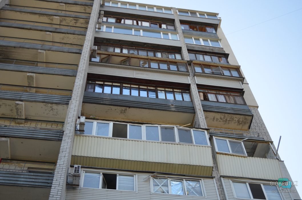 Пошкоджено 12 багатоповерхівок та 35 приватних будинків: куди мешканцям Дніпра звертатися по допомогу