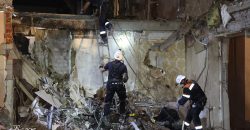 Ракетний удар в День Конституції: показали моторошні кадри з деблокування тіла жінки у Дніпрі