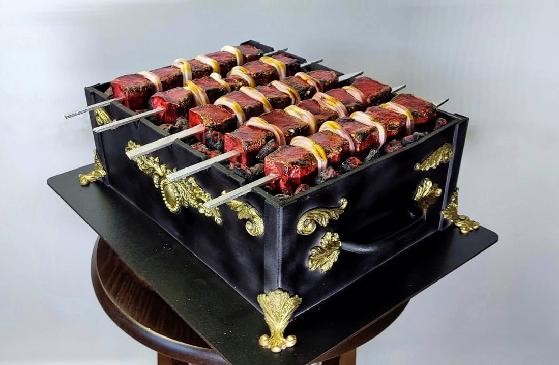 Днепровский кондитер приготовил торт в виде мангала с шашлыком - рис. 1