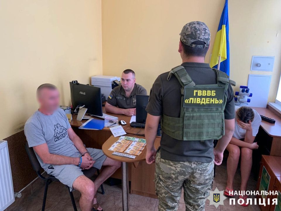 44-летний "путешественник" из Днепропетровщины пытался уехать в Молдову за 500 евро взятки - рис. 1