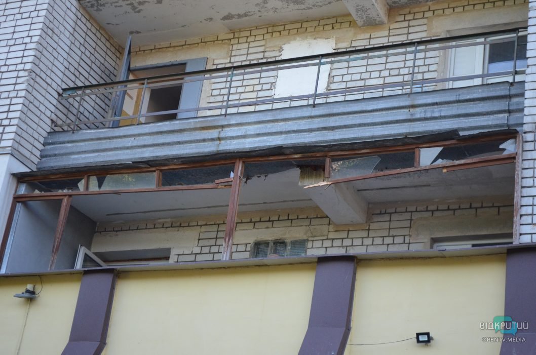 "Мене розвернуло вибуховою хвилею": мешканці Дніпра розповіли про наслідки ракетного удару