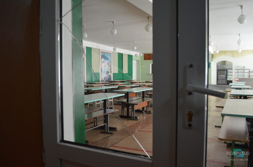 Потрощені вікна та стелі: у Дніпрі внаслідок ракетної атаки окупантів постраждали школа та дитячий садок