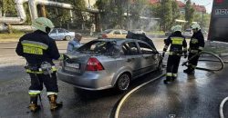 У Дніпрі посеред вулиці загорівся легковий автомобіль - рис. 3
