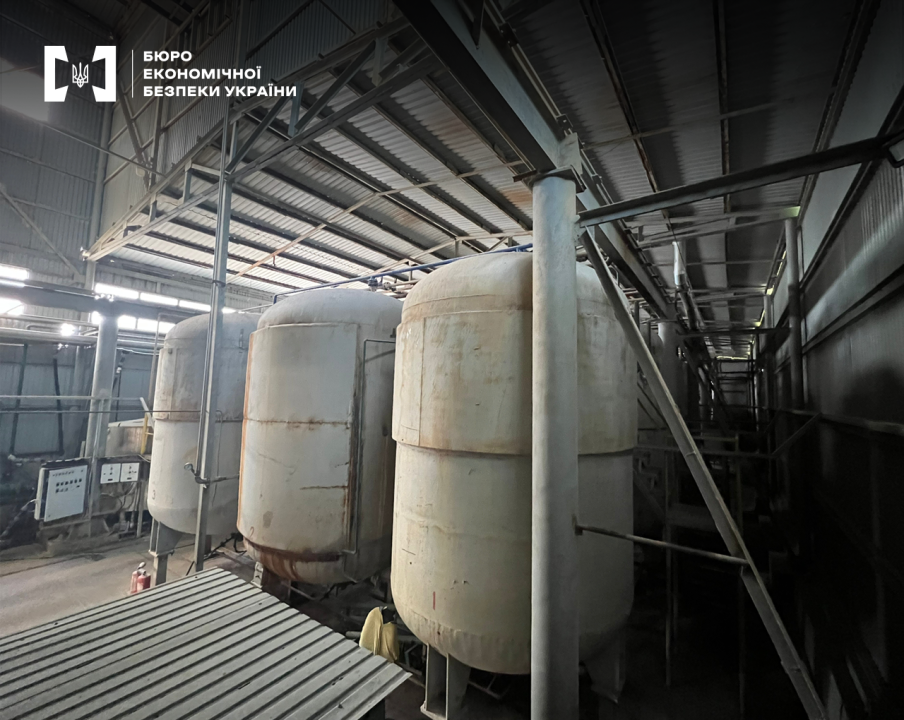 Виготовляв понад 20 тонн спирту на добу: на Дніпропетровщині виявили підпільний завод