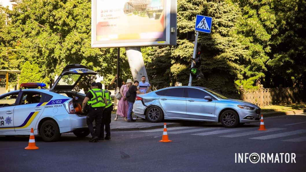 Пошкоджено світлофор: у середмісті Дніпра BMW зіткнувся з Ford - рис. 1