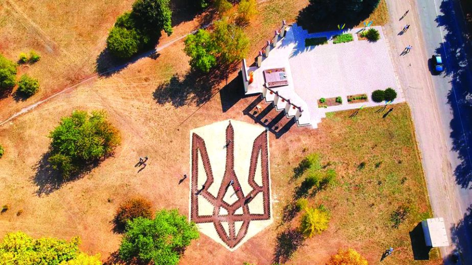 На Дніпропетровщині висадили найбільший тризуб з самшиту