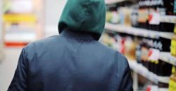 Віддав за борг: у Дніпрі затримали чоловіка, який пограбував два магазини